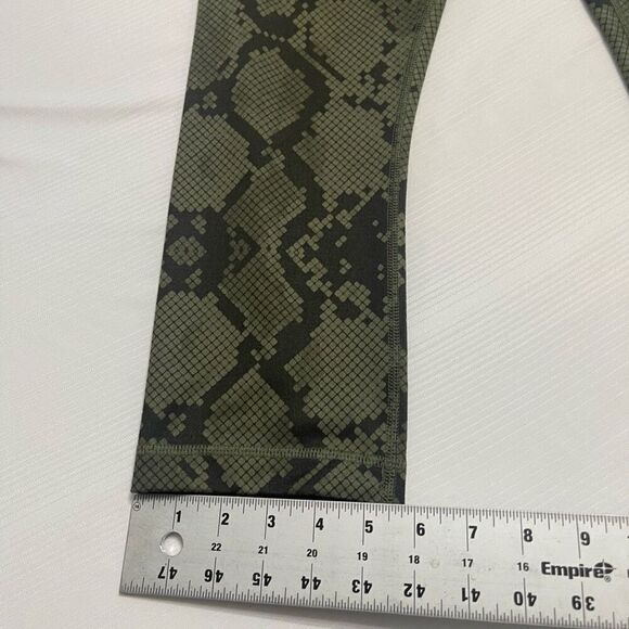 Lululemon Wunder Under 10 Green Snakeskin Luxtreme Crop RARE - Picture 5 of 11